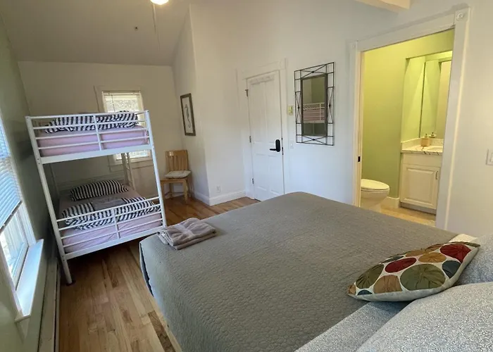 Santa Cruz Hostels