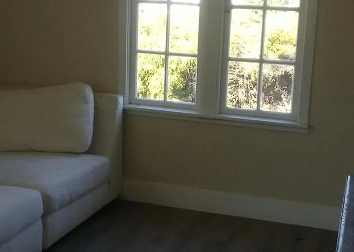 Oakland Hostels