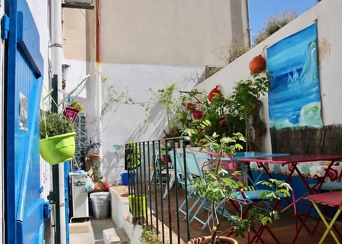 Cassis Hostels
